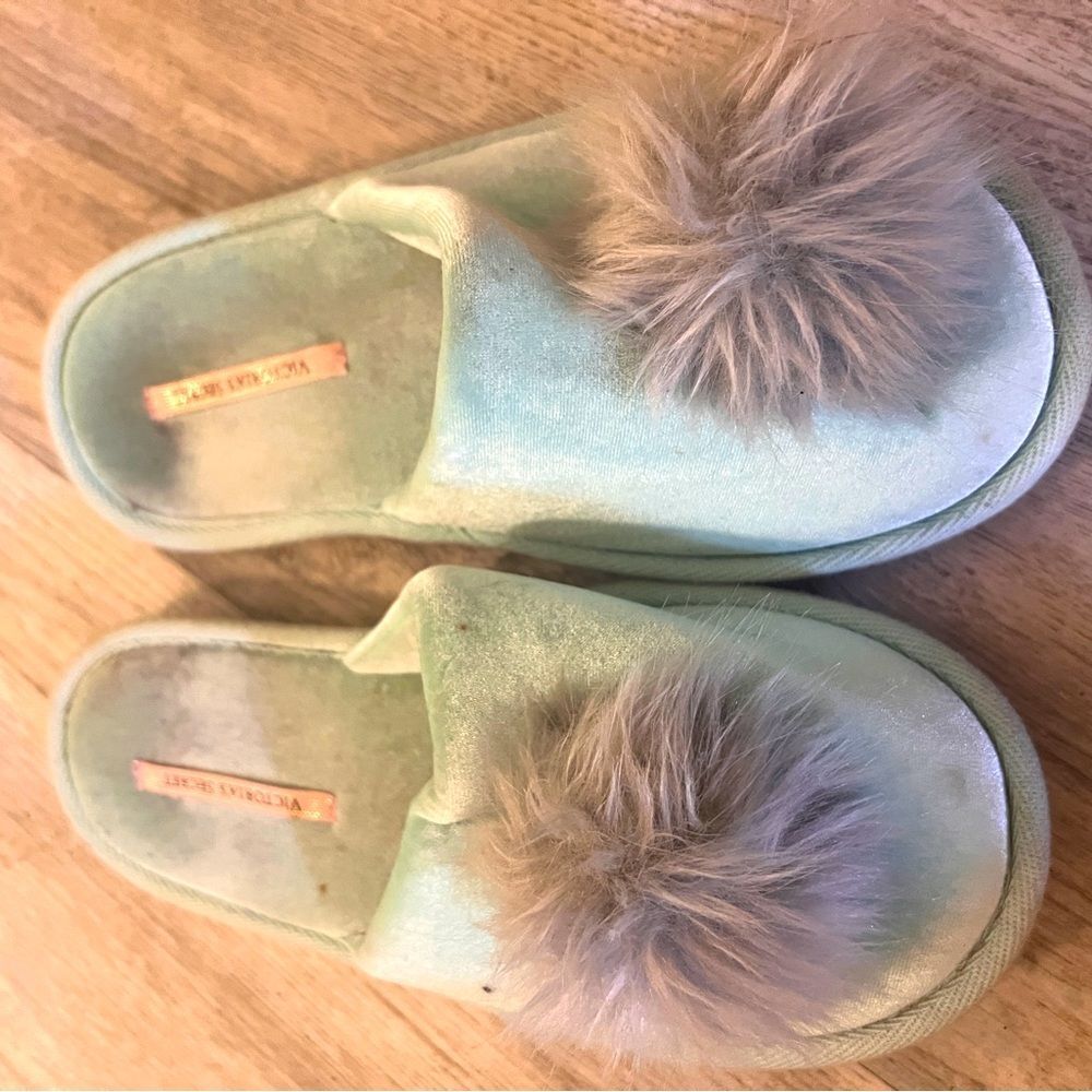 Victoria’s Secret women’s slide on slippers